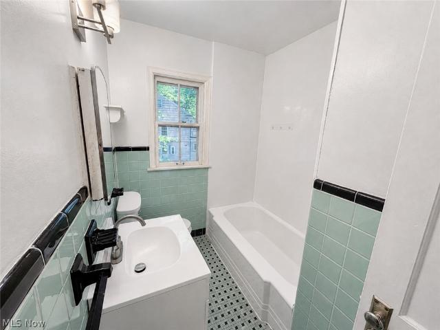 House for sale in Sussex, Shaker Heights