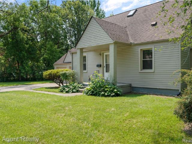 House for sale in Harper Woods