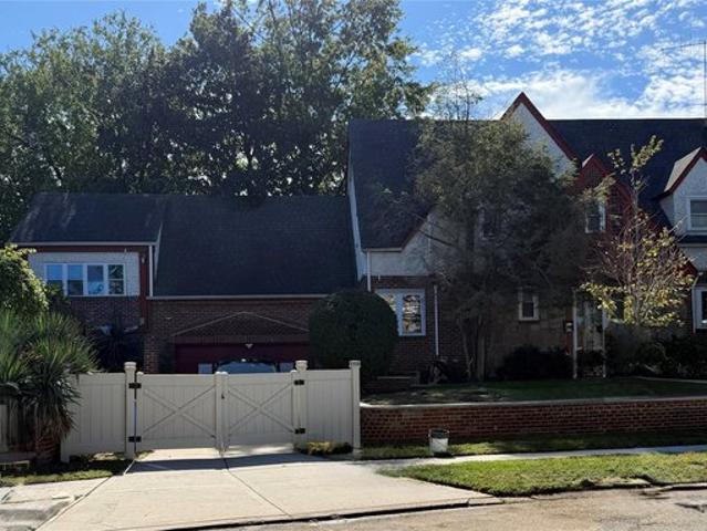 House for sale in Saint Albans, New York
