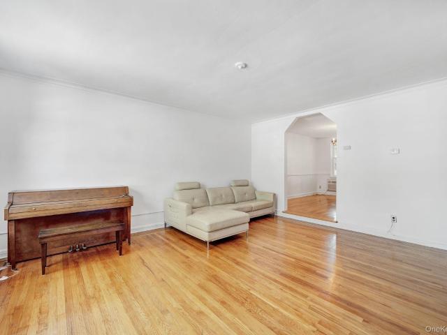 House for sale in The Bronx, Arverne