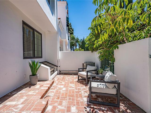 Townhouse for sale in Huntington Beach, California