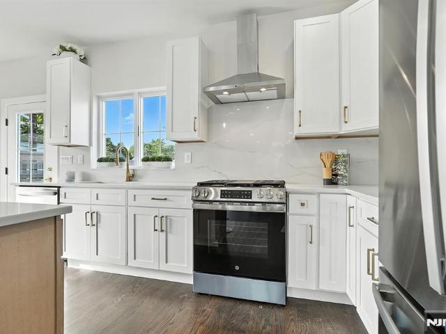 Townhouse for sale in North Arlington, New Jersey
