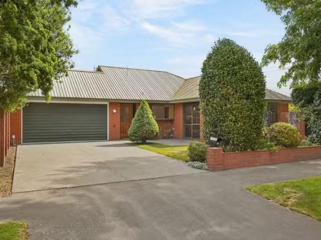 House for sale in Chaslands, Canterbury