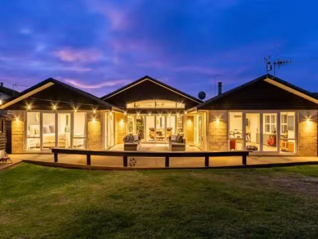 House for sale in Waikanae Beach, Wellington