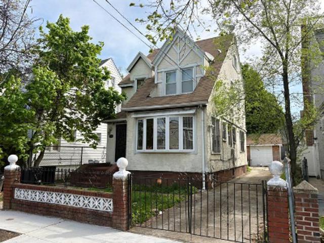 House for sale in Queens, Arverne