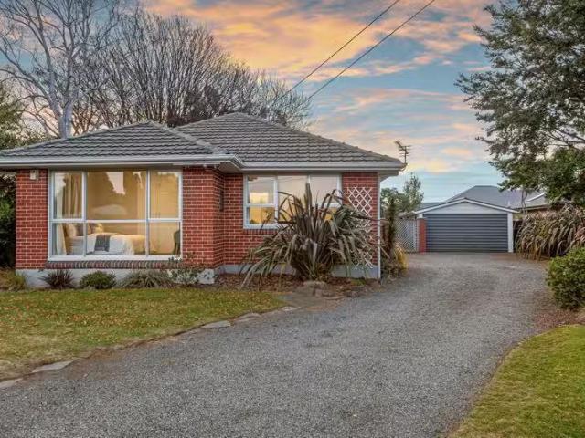 House for sale in Chaslands, Canterbury