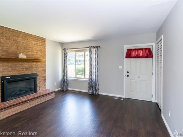 House for sale in Walled Lake