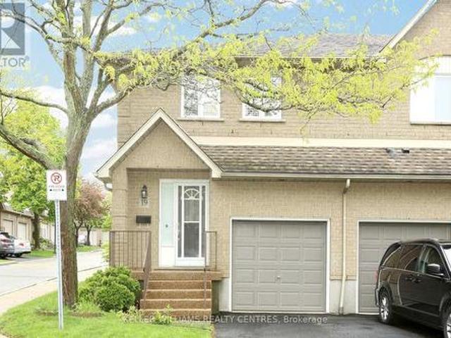 Townhouse for sale in Ancaster, Ontario