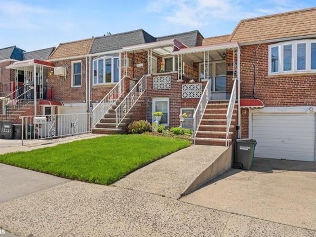 Townhouse for sale in Whitestone, New York