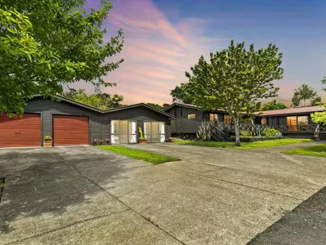 House for sale in Oratia