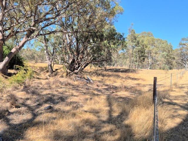 Cottage for sale in Redbank, Victoria