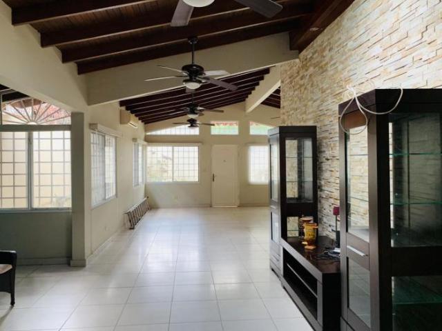 19 7637 af se vende casa para comercio en los angeles