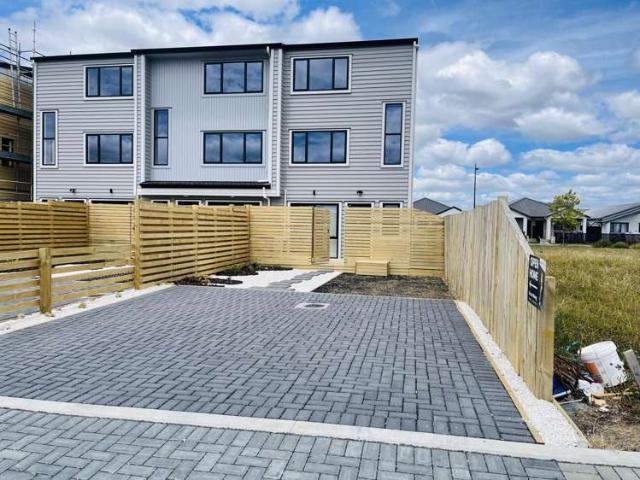 Townhouse for sale in Awhitu