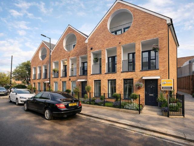 Land for sale in Ponders End, Greater London