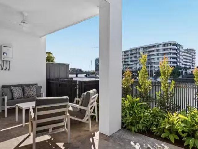 Condo for rent in Helensvale Town Centre
