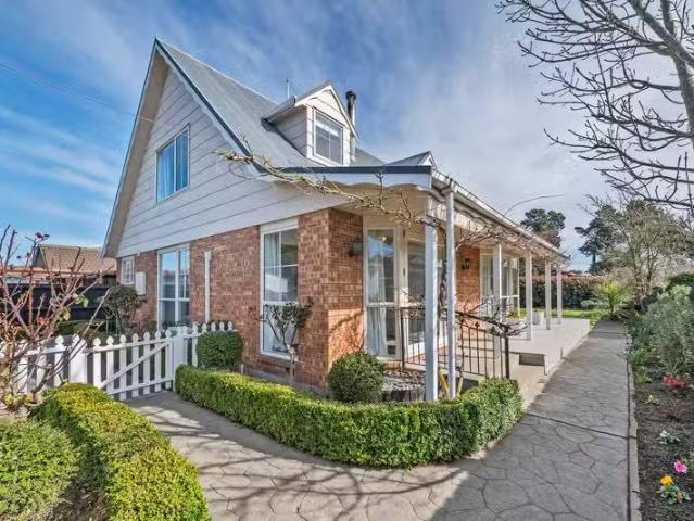 House for sale in Chaslands, Canterbury