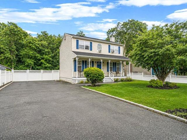 House for rent in Centereach, New York