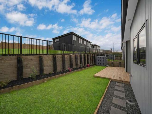 House for sale in Beachlands