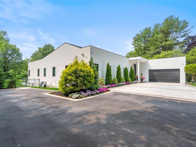 House for sale in Old Westbury