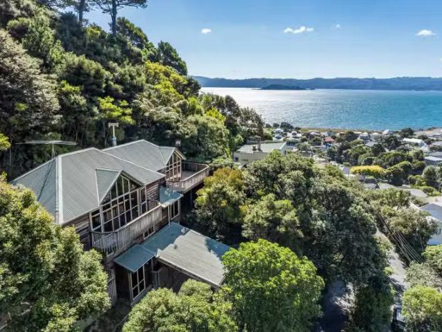 House for sale in Days Bay, Wellington