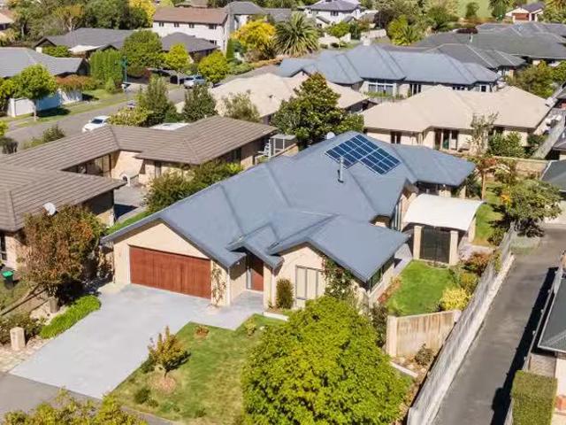 House for sale in Chaslands, Canterbury