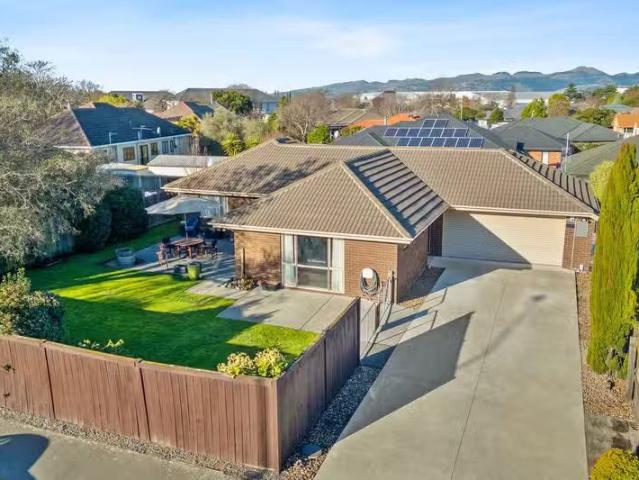 House for sale in Chaslands, Canterbury