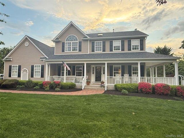 House for sale in Miller Place, New York