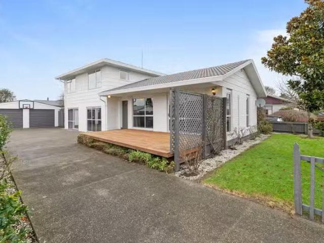 House for sale in Chaslands, Canterbury