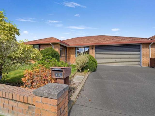 Townhouse for sale in Chaslands, Canterbury