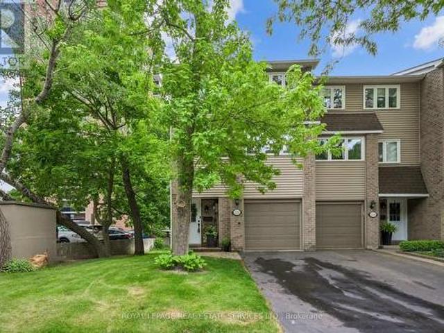 Townhouse for sale in Oakville, Ontario