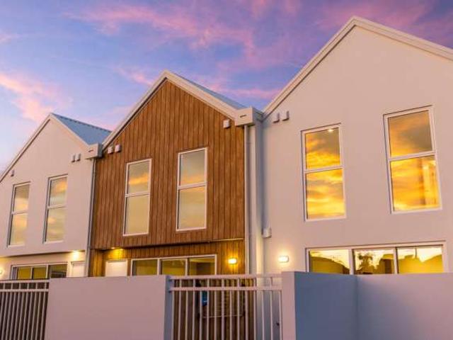 Townhouse for sale in Chaslands, Canterbury