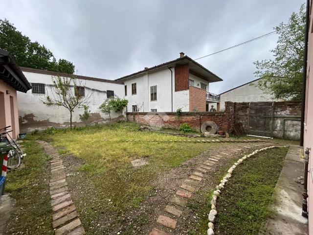 Villa Indipendente in affitto a Redondesco, Lombardia