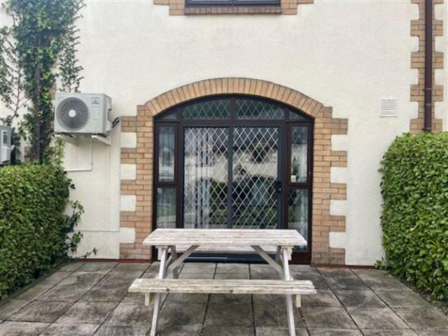 Terraced House to rent in Loch Garman, North Tipperary