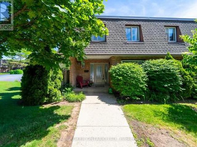Townhouse for sale in Burlington, Ontario