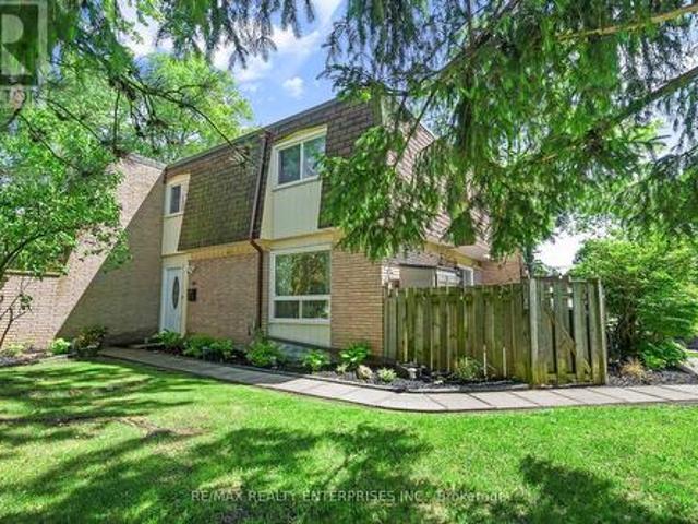 Townhouse for sale in Burlington, Ontario