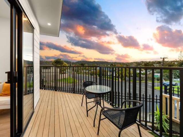Townhouse for sale in Oratia