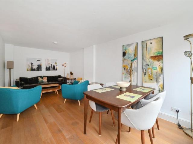 Apartment for rent in St Paul's Court, Greater London