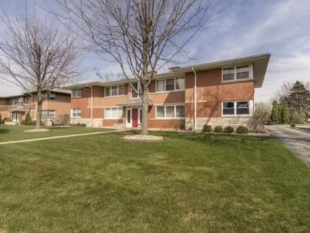Condo for rent in Bedford Park