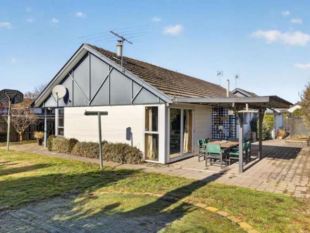 House for sale in Chaslands, Canterbury