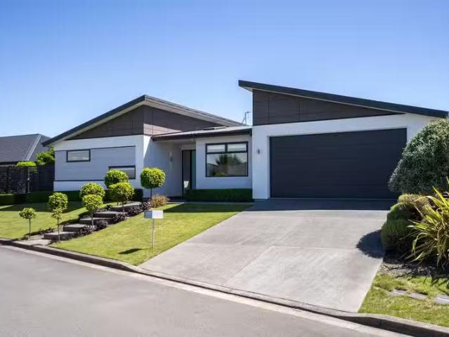 House for sale in Chaslands, Canterbury