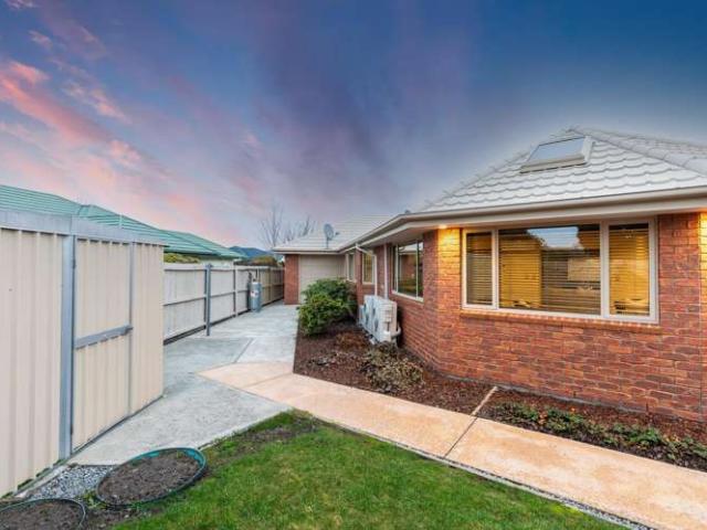 House for sale in Chaslands, Canterbury