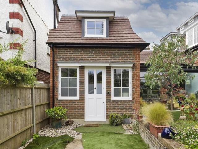 Apartment for rent in Southfields, Greater London