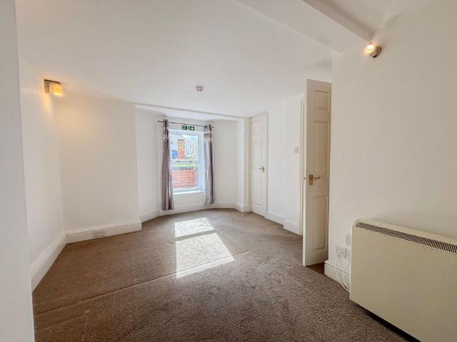 Apartment for rent in Abbey End, Green Close