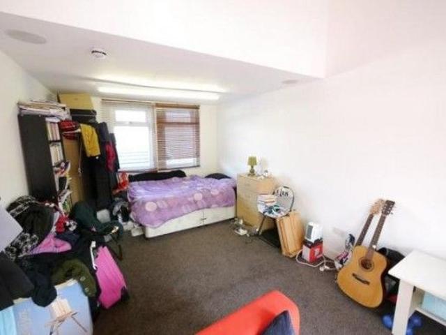 Room for rent in Hyde Park, West Yorkshire