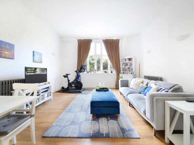 Flat for sale in SW11, London