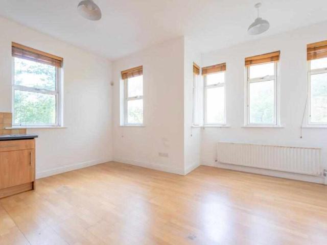 Flat for sale in W3, London