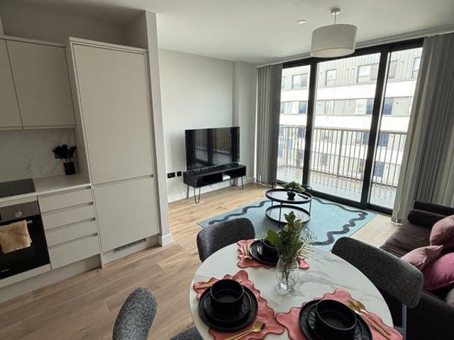 Apartment for rent in London Borough of Merton, Raynes Park