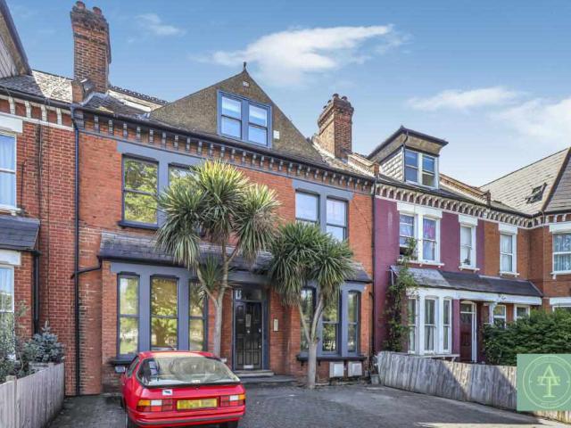 Flat for sale in N22, London