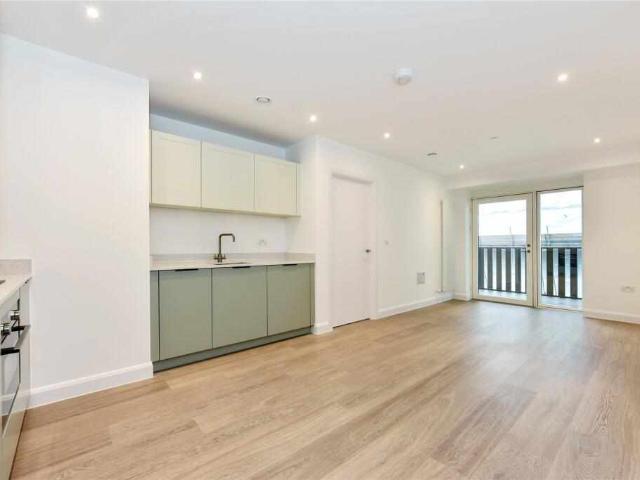 Flat for sale in E16, London