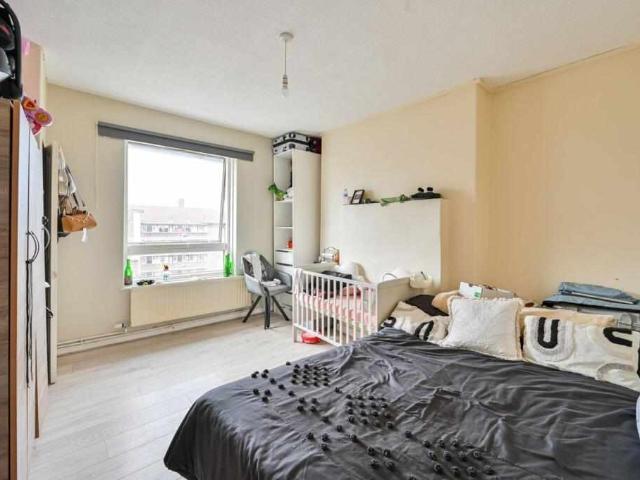 Flat for sale in SE17, London